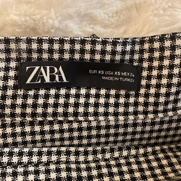 Zara Woven checkered A-line mini skort with drop seam and ruffle detail. - Picture 3 of 4